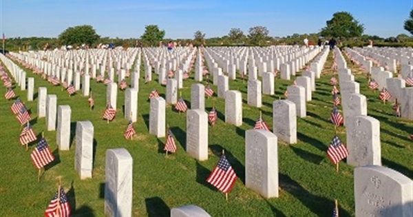 Slide presentation of the flag placement at Sarasota National Cemetery by our resident photographer Peter Spagnuolo